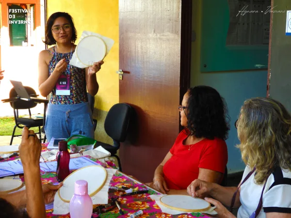 Curso em Rio Branco ensina bordado com fotografias e alia arte, saúde mental e renda extra