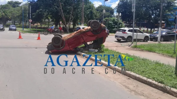 Carro capota e criança fica ferida após acidente no Canal da Maternidade