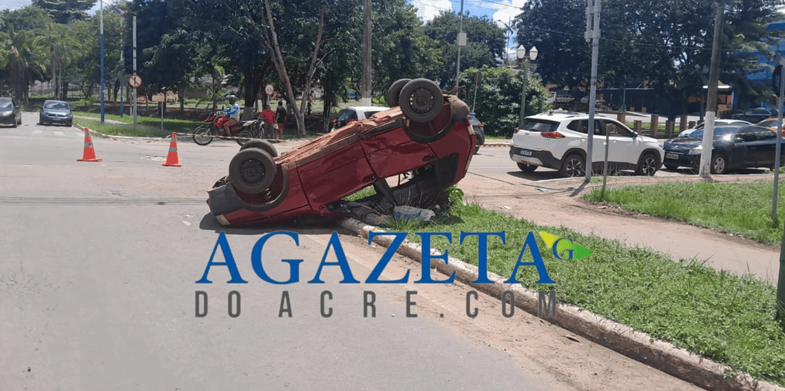 Carro capota e criança fica ferida após acidente no Canal da Maternidade