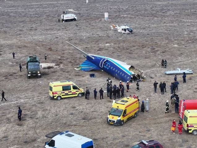 Avião fabricado pela Embraer cai no Cazaquistão — Foto: Azamat Sarsenbayev/Reuters
