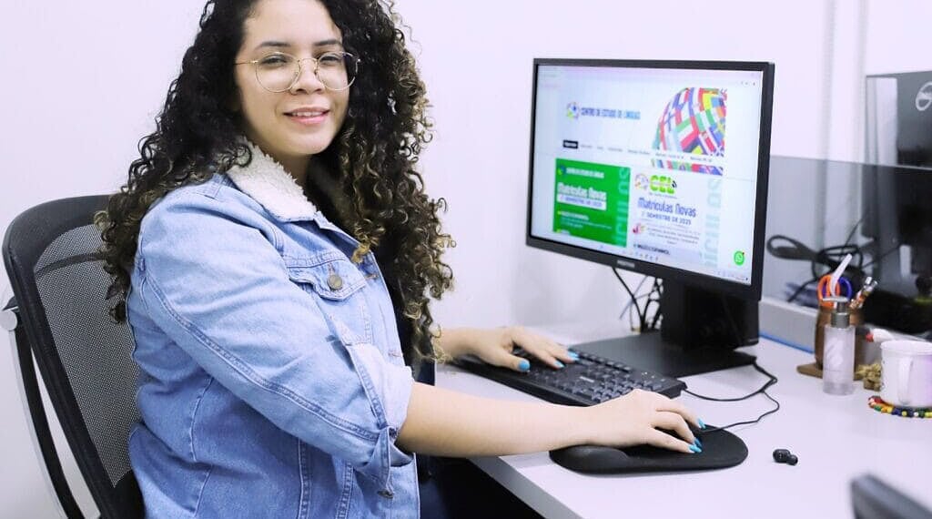Inscrições são feitas pelo site do Centro de Línguas. Foto: Mardilson Gomes/SEE