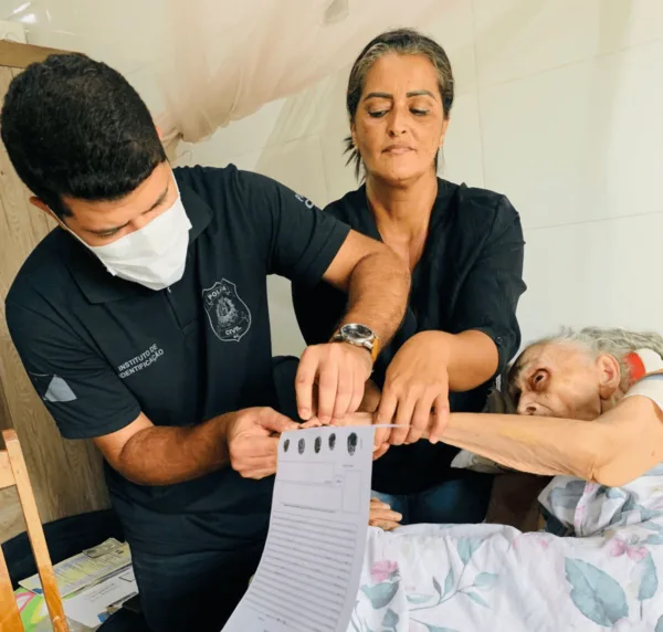 Idosa de 84 anos recebe 2ª via de identidade em ação da Polícia Civil em Sena Madureira