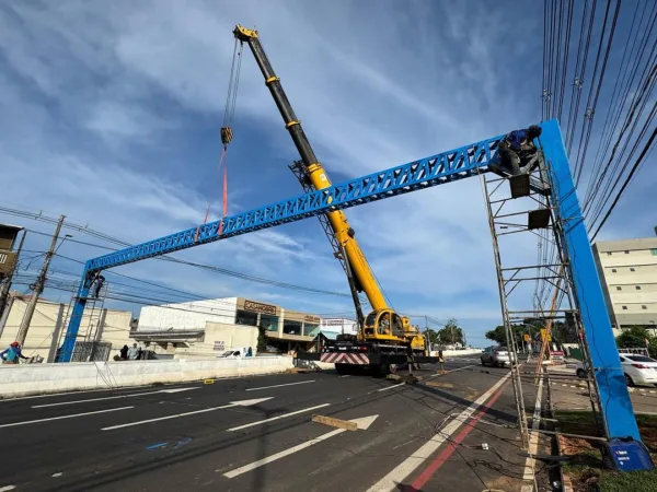 Prefeitura conclui instalação de pórticos de sinalização no elevado da Dias Martins