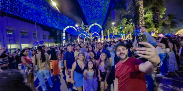 Praça da Revolução recebe evento de encerramento da decoração de Natal com entrega de premiações