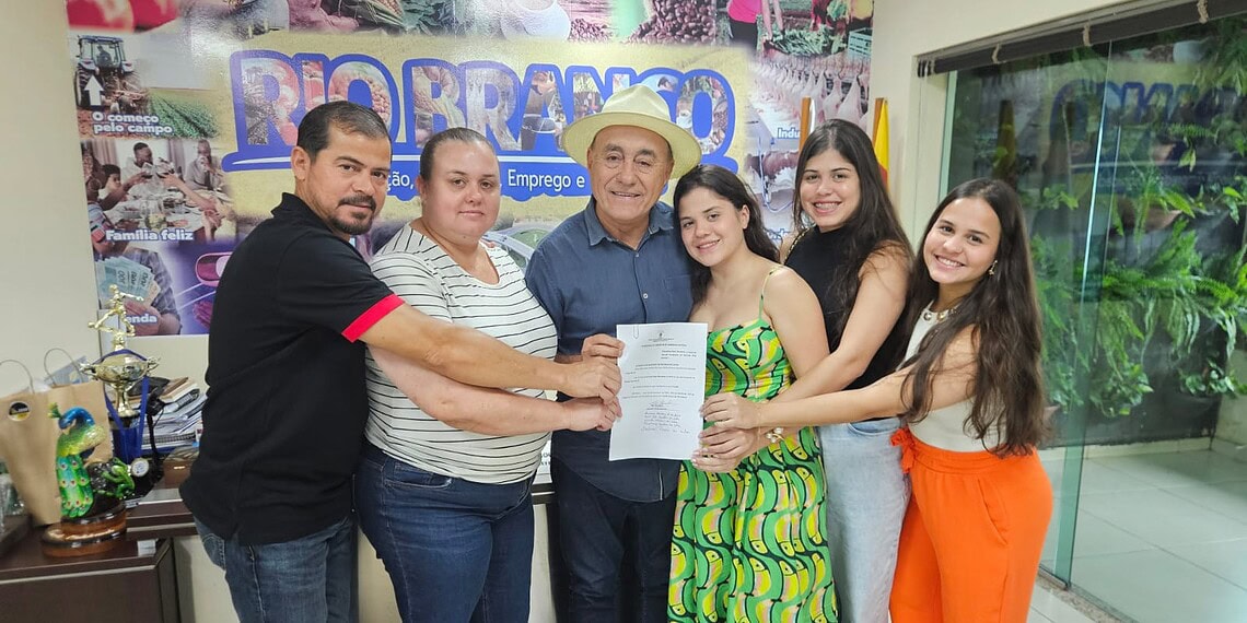 Ao lado da família, Bocalom sanciona lei que dá nome de esposa falecida ao elevado da Dias Martins