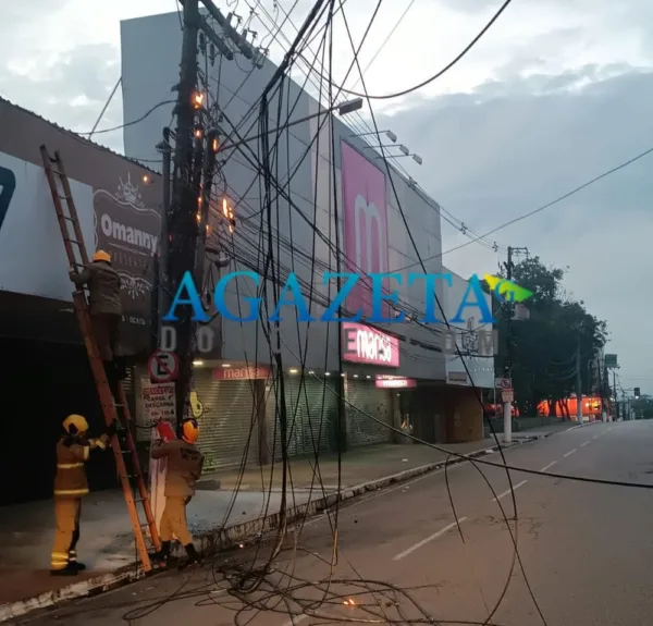 Poste pega fogo no Centro de Rio Branco e afeta serviços de internet no PS e mais 16 prédios públicos