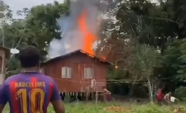 Incêndio destrói casa em Cruzeiro do Sul e campanha é iniciada para ajudar família