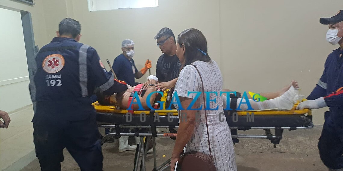 Irmãos em motocicleta avançam preferencial, colidem com carro e ficam gravemente feridos em Rio Branco