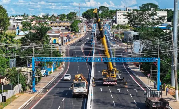 Pórticos são instalados próximo ao Elevado Beth Bocalom, em Rio Branco: 'Segurança e modernidade', diz prefeito