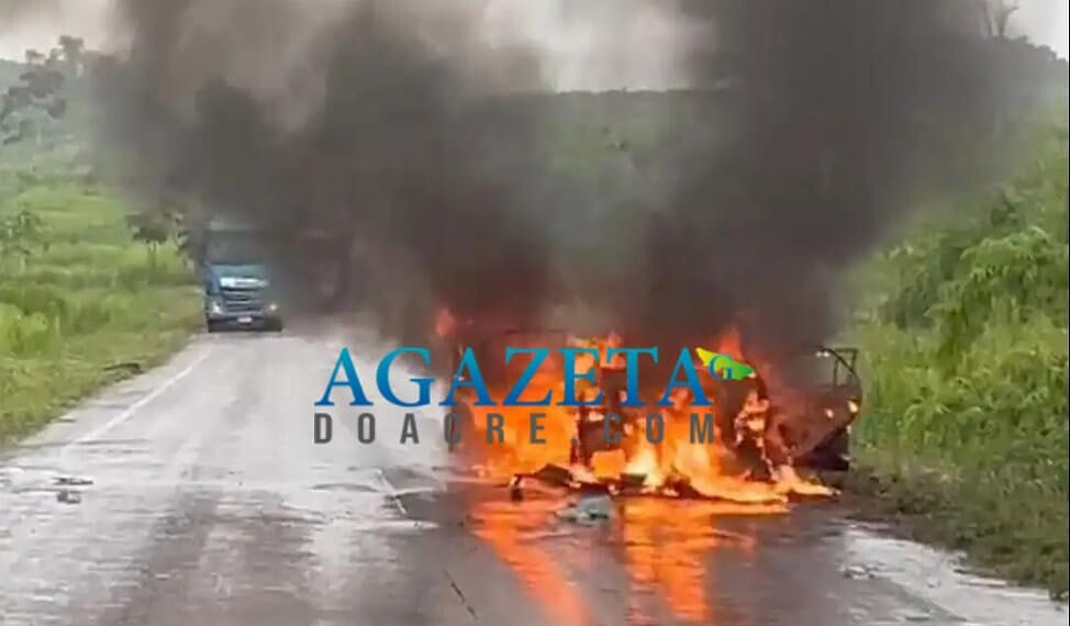 Veículo que saiu de Cruzeiro do Sul explode na BR-364; não houve vítimas