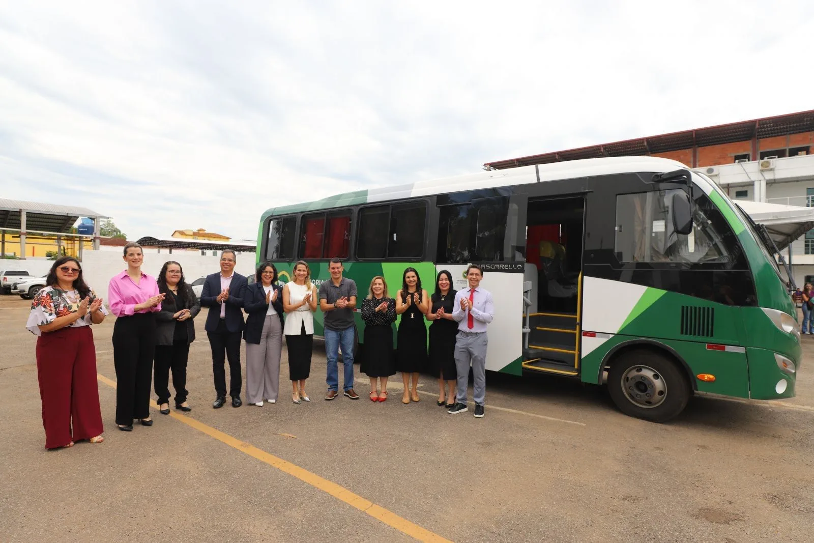 Roberto Duarte entrega ônibus à Defensoria Pública para ampliar atendimento no Acre