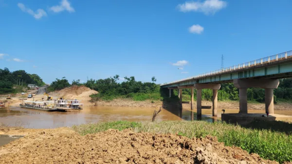 Ponte sobre o Rio Caeté é interditada nesta sexta-feira, 24, em Sena Madureira; travessia é feita por balsas