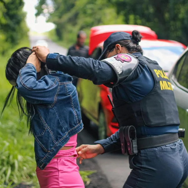 Mulher suspeita de assassinato de policial militar em Rondônia é presa no Acre