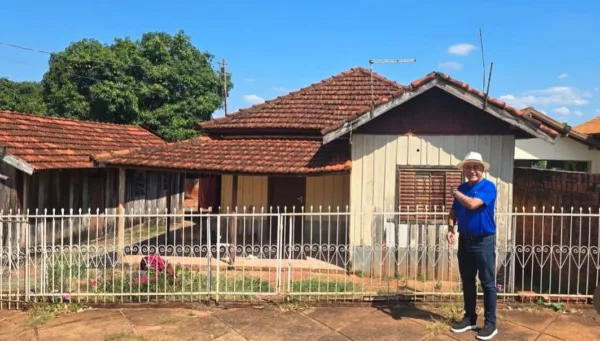 Bocalom visita casa onde morou na infância no Paraná e fala sobre projeto 1001 Dignidades: 'Símbolo de história'