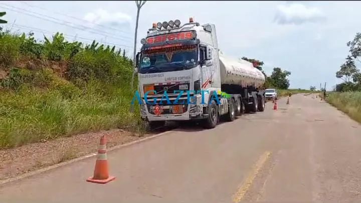 Mulher na carroceria de picape morre após colisão com carreta na BR-317