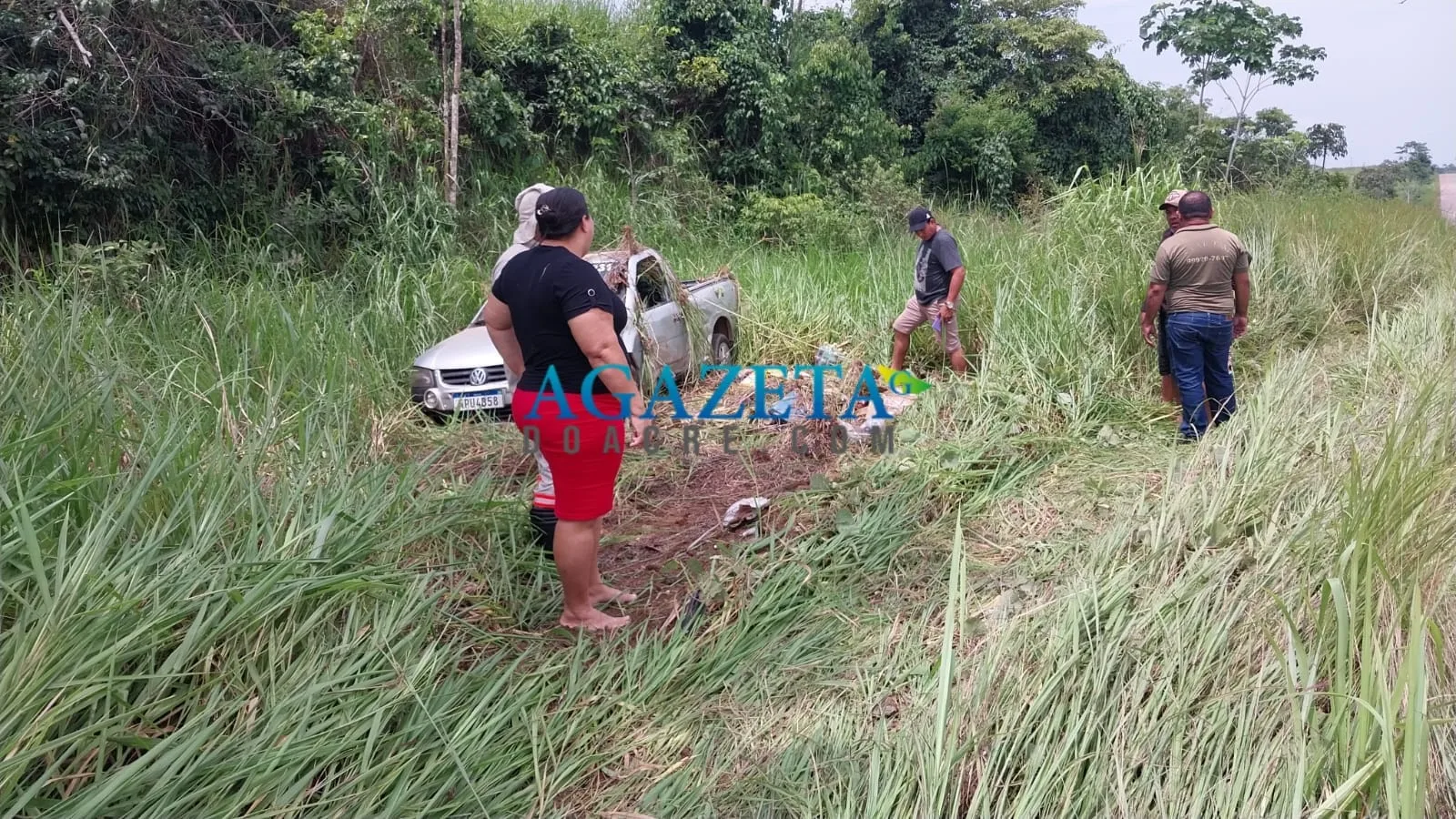 Mulher na carroceria de picape morre após colisão com carreta na BR-317