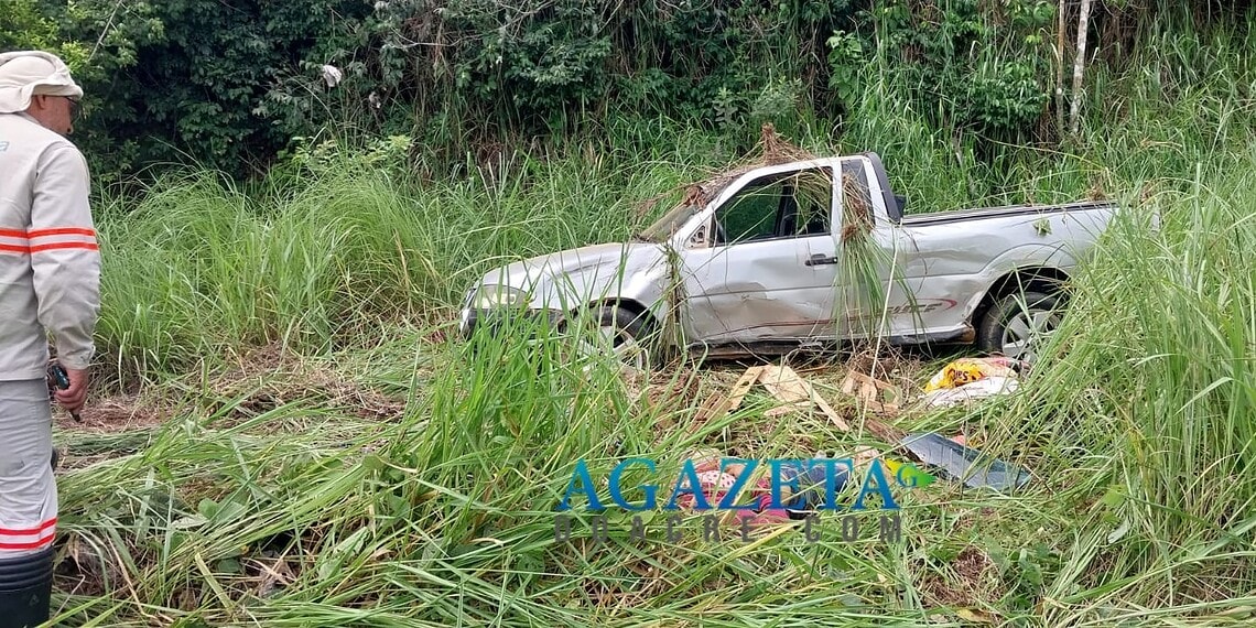 Mulher na carroceria de picape morre após colisão com carreta na BR-317