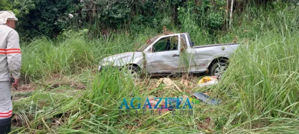 Mulher na carroceria de picape morre após colisão com carreta na BR-317