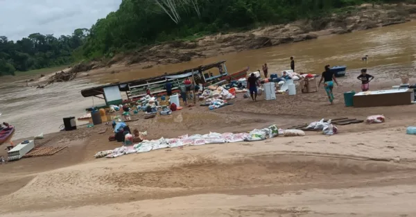 VÍDEO: Embarcação naufraga no Rio Iaco em Sena Madureira, causando prejuízos materiais