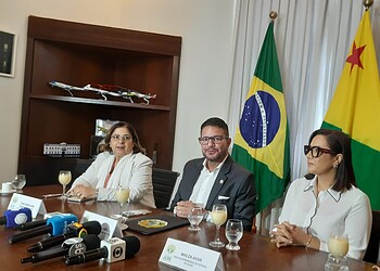 Da esquerda para a direita: ministra Cida Gonçalves, governador Gladson Cameli e vice-governadora Mailza Assis - Foto: Leandro Chaves