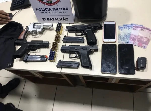 Militares apreendem 4 armas de fogo e recuperam veículo roubado no Segundo Distrito