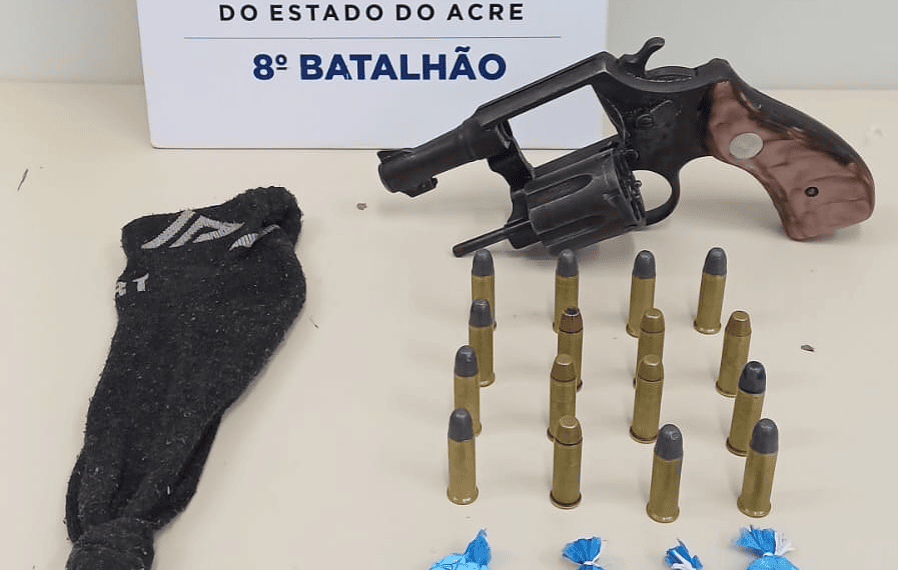 Homem é preso com arma de fogo e drogas em Sena Madureira
