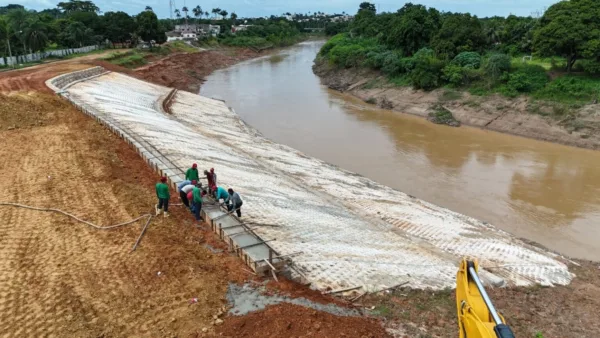 Deracre trabalha na concretagem da Orla do Rio Acre em Brasileia