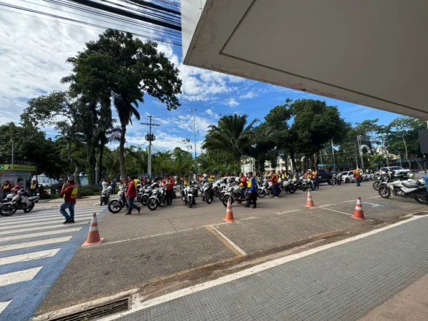 Mototaxistas fazem ato pela legalização no Centro de Rio Branco; veja vídeo