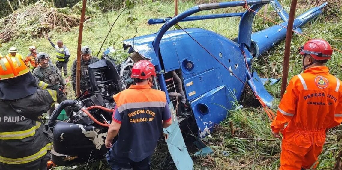 Helicóptero cai na região de Caieiras, no interior de São Paulo. Duas pessoas morrem e dois são resgatados com vida • Defesa Civil de SP