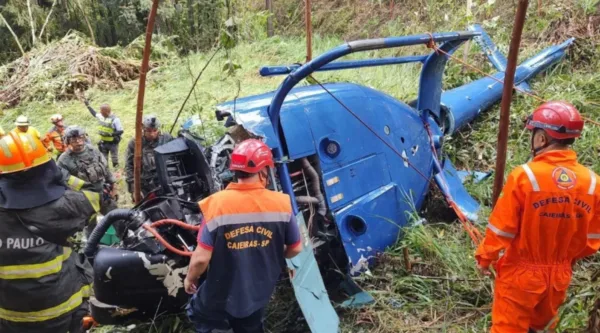 Helicóptero com 4 a bordo cai na Grande SP; dois morrem e piloto e criança são resgatados