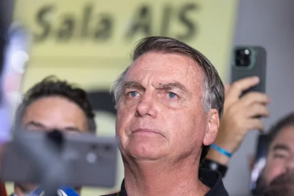 Bolsonaro tem rede social hackeada e roubada, afirma Carlos