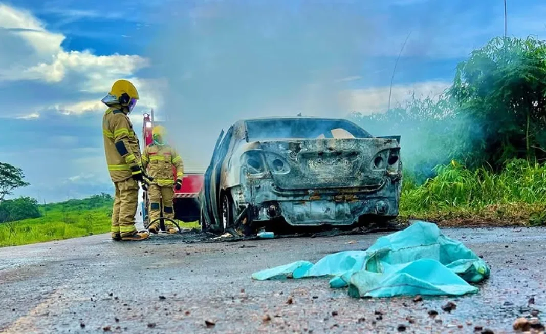 Carro fica destruído em incêndio na BR-364, no interior do Acre