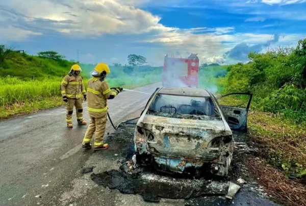 Carro fica destruído em incêndio na BR-364, no interior do Acre