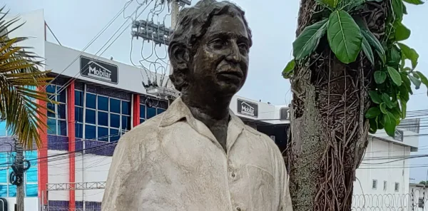 Estátua de Chico Mendes tem mãos arrancadas em mais um ato de vandalismo