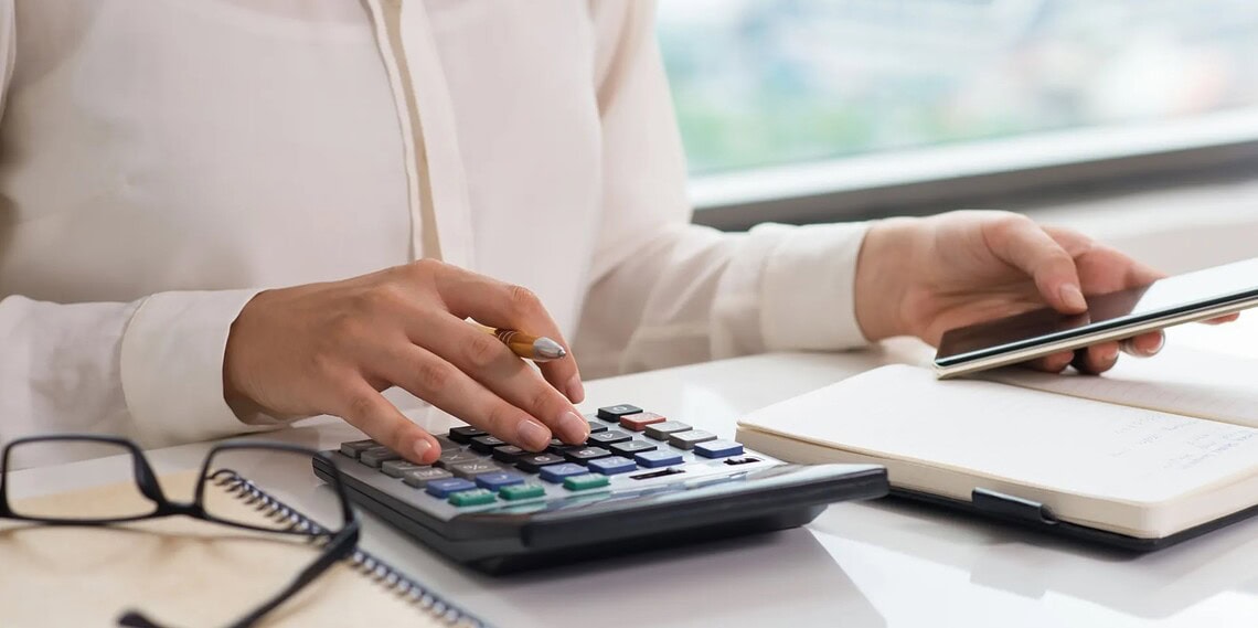 Contas | Calculadora | Finanças • katemangostar/Freepik