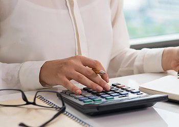 Contas | Calculadora | Finanças • katemangostar/Freepik