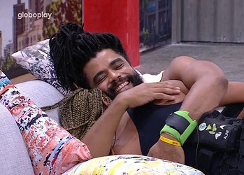 Aline e Diogo na madrugada desta terça-feira (28) • Reprodução/Globoplay