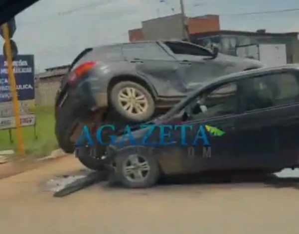 VÍDEO: Carro vai parar em cima de outro em acidente na Amadeo Barbosa, em Rio Branco