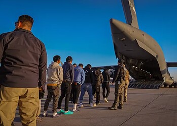 Imigrantes em processo de deportação são levados a avião militar dos EUA, em janeiro de 2025. — Foto: Divulgação/ Casa Branca