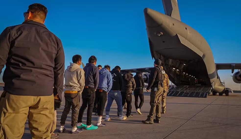 Imigrantes em processo de deportação são levados a avião militar dos EUA, em janeiro de 2025. — Foto: Divulgação/ Casa Branca