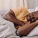 Nova pesquisa destaca o papel da dieta no combate à insônia • RealPeopleGroup/GettyImages