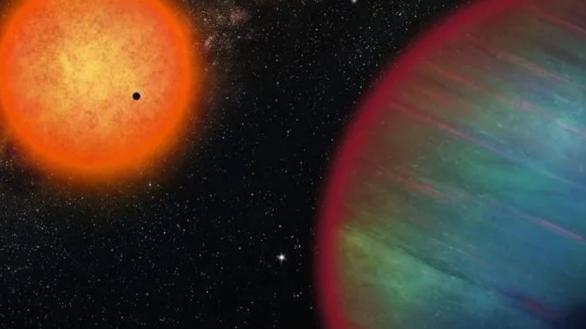 Impressão artística dos dois novos planetas descobertos. Uma super-Terra interna, aqui vista transitando na frente da estrela hospedeira laranja e um planeta gigante gelado na periferia do sistema. • Thibaut Roger - Universidade de Genebra/Reprodução