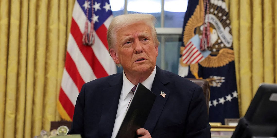 Presidente dos EUA, Donald Trump, no Salão Oval da Casa Branca. • REUTERS