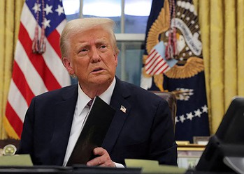 Presidente dos EUA, Donald Trump, no Salão Oval da Casa Branca. • REUTERS