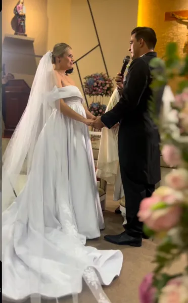 O casamento de Nicolle Macowisk e Roberto Leite foi digno de um conto de fadas no último sábado. Veja mais na coluna social No Circuito