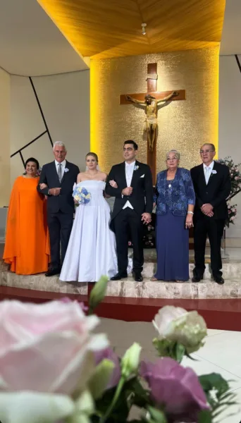 O casamento de Nicolle Macowisk e Roberto Leite foi digno de um conto de fadas no último sábado. Veja mais na coluna social No Circuito