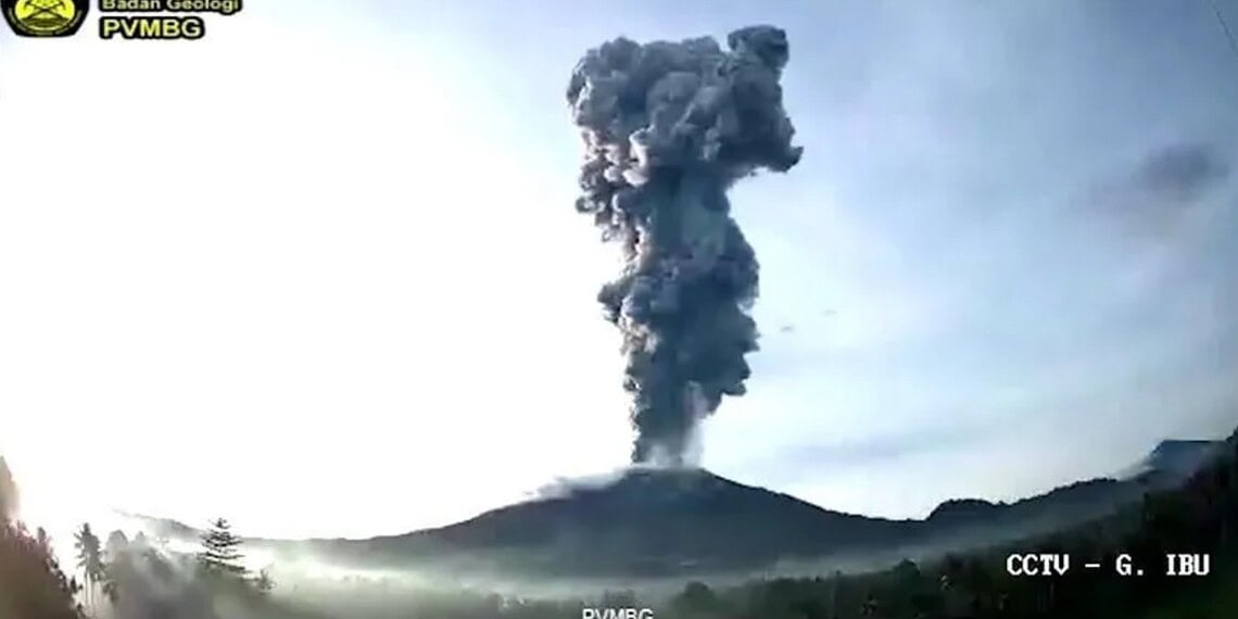 Monte Ibu em erupção na Indonésia desabriga ao menos três mil pessoas e espalha cinzas a quatro km de distância. • reprodução/Reuters