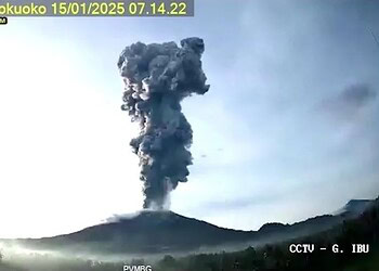Monte Ibu em erupção na Indonésia desabriga ao menos três mil pessoas e espalha cinzas a quatro km de distância. • reprodução/Reuters