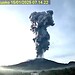 Monte Ibu em erupção na Indonésia desabriga ao menos três mil pessoas e espalha cinzas a quatro km de distância. • reprodução/Reuters