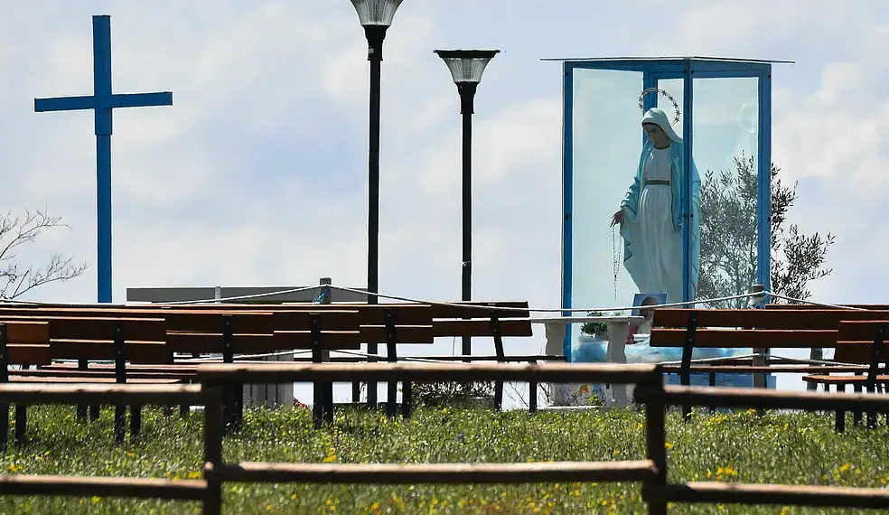 Estátua da Virgem de Trevignano na região de Roma — Foto: AFP